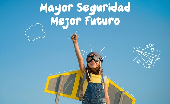 GolanProtege sv 11 Niña con disfraz de aviadora y alas de cartón simbolizando seguridad infantil y futuro prometedor, con mensaje “Mayor seguridad, mejor futuro” sobre fondo azul.